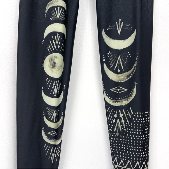 Onzie Las Lunas High Waisted Leggings Black Cream Moon Phases - Picture 7 of 13